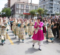 Manisa'da yaklaşık 7 ton mesir macunu halka saçıldı