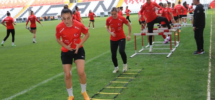 A Milli Kadın Futbol Takımı, Azerbaycan maçı hazırlıklarını tam kadro sürdürdü