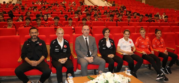 A Milli Kadın Futbol Takımı, Erzincan'da üniversite öğrencileriyle buluştu