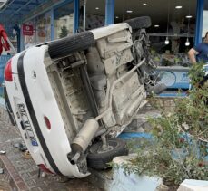 Adana'da balıkçı dükkanına çarpan araçtaki 2 kişi yaralandı