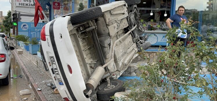 Adana'da balıkçı dükkanına çarpan araçtaki 2 kişi yaralandı