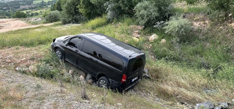 Adıyaman'da şarampole devrilen hafif ticari araçtaki 5 kişi yaralandı