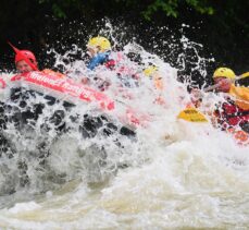 Adrenalin tutkunları Melen Çayı'nda rafting yaptı