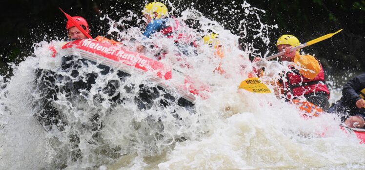 Adrenalin tutkunları Melen Çayı'nda rafting yaptı