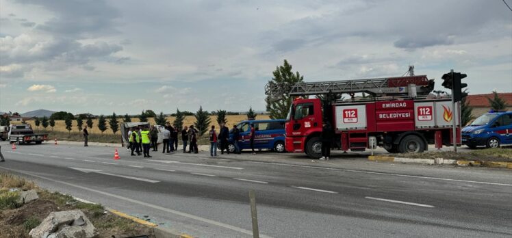 Afyonkarahisar'da tır ile kamyonetin çarpışması sonucu 2 kişi öldü, 1 kişi yaralandı