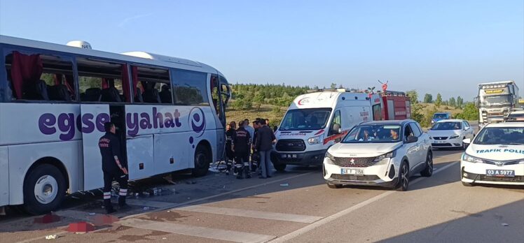 Afyonkarahisar'da yolcu otobüsü ile kamyonet çarpıştı, 17 kişi yaralandı