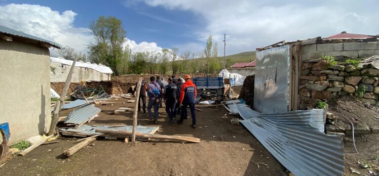 Ağrı'da fırtına nedeniyle 5 evin çatısı zarar gördü