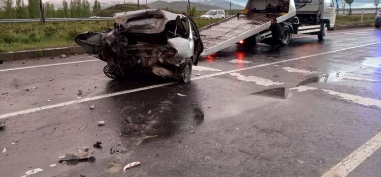 Ağrı'da otomobil ile hafif ticari aracın çarpıştığı kazada 5 kişi yaralandı