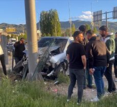 Ağrı'da otomobile ve trafik levhasına çarpan hafif ticari araçtaki 4 kişi yaralandı