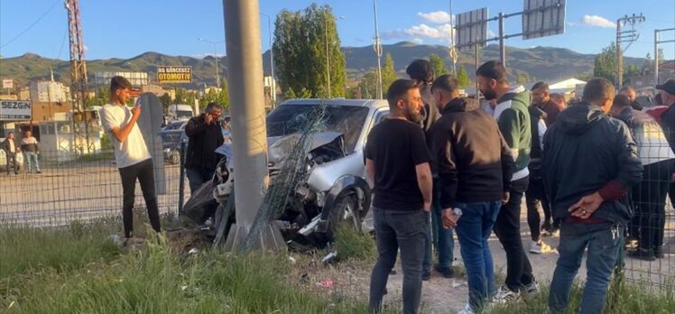 Ağrı'da otomobile ve trafik levhasına çarpan hafif ticari araçtaki 4 kişi yaralandı