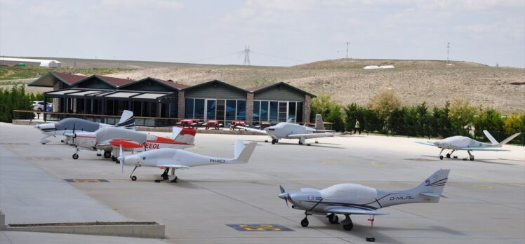Almanya'dan 15 sportif uçakla Türkiye turuna çıkan pilotlar Eskişehir'e geldi