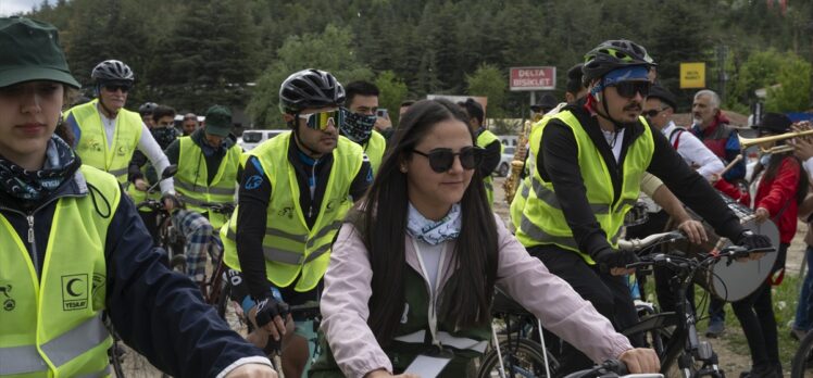 Ankara'da yüzlerce kişi Yeşilay'ın turunda pedal çevirdi