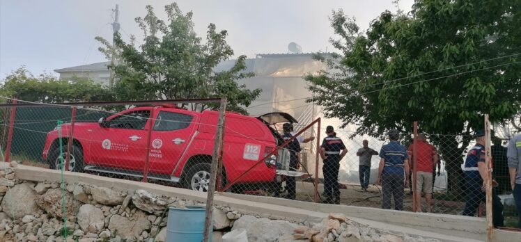 Antalya'da yangın çıkan 3 yayla evi kullanılamaz hale geldi