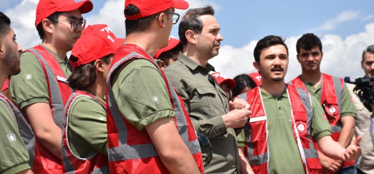 Bakan Bayraktar, geleceğin mühendisleriyle Gabar'da bir araya geldi: