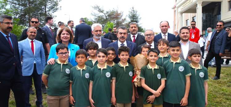 Bakan Tekin, Diyarbakır'da lisenin açılışına katıldı