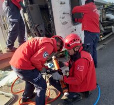 Balıkesir'de devrilen beton mikserinin sürücüsü hayatını kaybetti