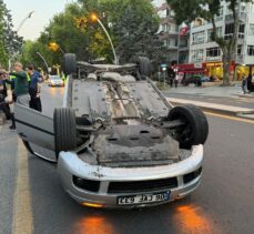 Başkentte direksiyon hakimiyetini kaybeden sürücü, bir otomobile çarpıp takla attı