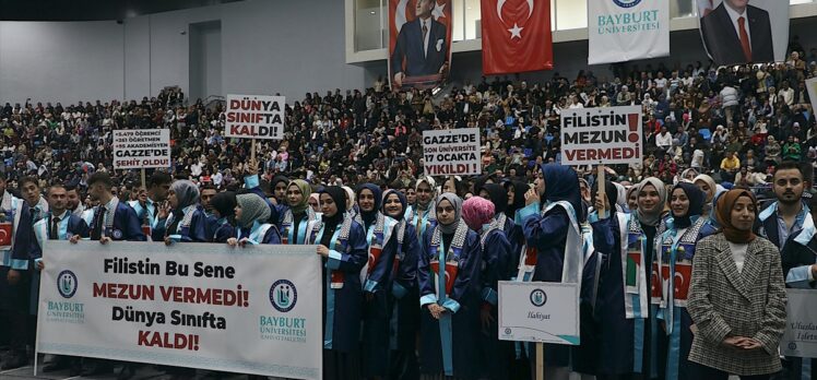 Bayburt Üniversitesi öğrencileri mezuniyet töreninde Filistin'e destek verdi