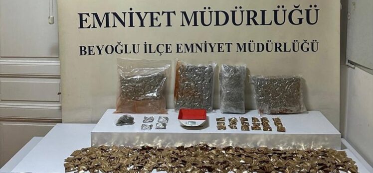 Beyoğlu'nda uyuşturucu ticareti yaptıkları gerekçesiyle gözaltına alınan 2 şüpheli tutuklandı