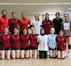 İlçeden çıkıp kendilerinden büyük rakiplerini yenen voleybolcu kızlar şampiyonluk peşinde