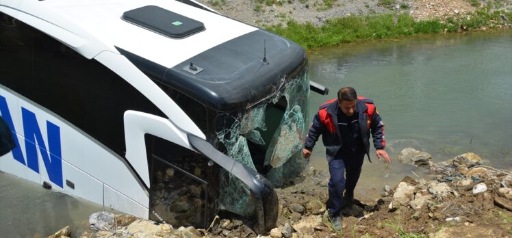 Bitlis'te yolcu otobüsünün dereye düşmesi sonucu 7 kişi yaralandı