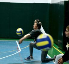 Bolu'da hobi için voleybol grubuna katılan kadınlar spor yapıp eğleniyor