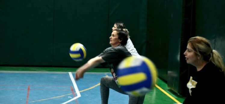 Bolu'da hobi için voleybol grubuna katılan kadınlar spor yapıp eğleniyor