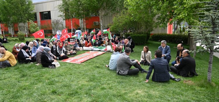 ÇAKÜ öğrencileri, ABD'deki Filistin gösterilerine oturma eylemiyle destek verdi