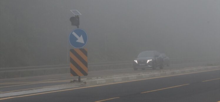 D-100 kara yolunun Bolu Dağı geçişinde sis görüş mesafesini düşürdü