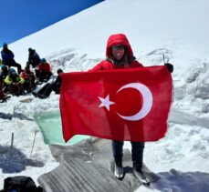 Deniz Kayadelen, Everest'in tepesinde yüzerek dünya rekoruna imza attı