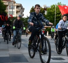 Düzce'de bisikletliler, “sessiz sürüş” etkinliğiyle kazada ölen büyüklerini andı