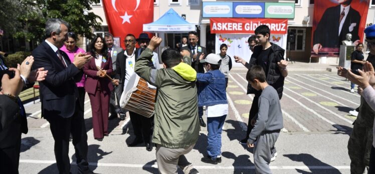 Edirne'de temsili askerlik yapacak engelli öğrencilere “asker kınası” yakıldı