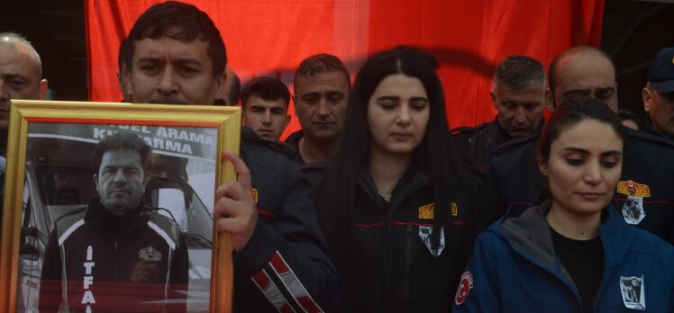 Enkazdan çıkarılan yaşlı adama kendi botunu giydiren itfaiye eri Aydın son yolculuğuna uğurlandı