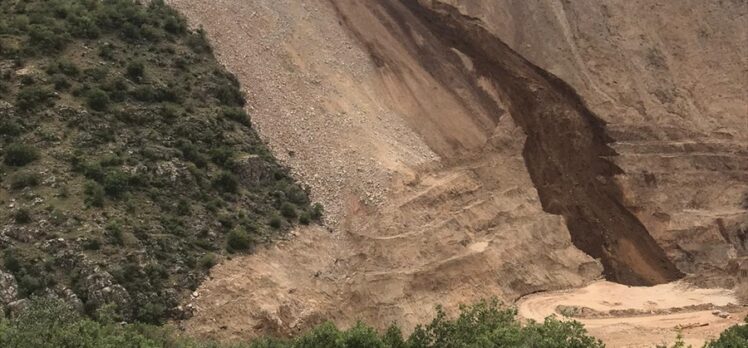 Erzincan Valisi Aydoğdu, İliç'teki maden ocağında kontrollü toprak indirildiğini açıkladı