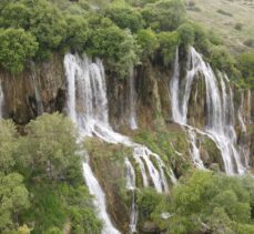 Erzincan'da baharda debisi artan Girlevik Şelalesi ziyaretçilerini ağırlıyor