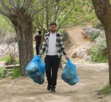 Erzincan'da üniversite öğrencileri, manevi rehberlerle Girlevik Şelalesi çevresini temizledi