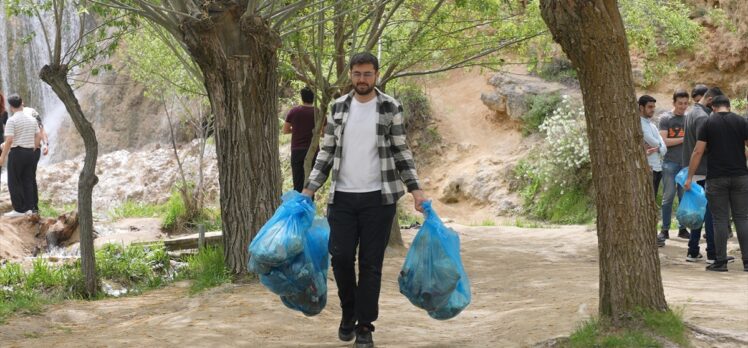 Erzincan'da üniversite öğrencileri, manevi rehberlerle Girlevik Şelalesi çevresini temizledi