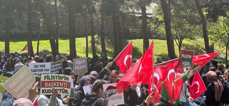 Erzurum'da lise öğrencileri Gazze için sessiz yürüyüş ve oturma eylemi yaptı