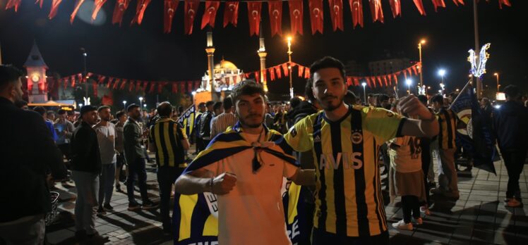 Fenerbahçe'nin derbi zaferi Kayseri'de davul zurnayla kutlandı