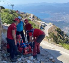 Fethiye'de kayalıklara düşen İngiliz yamaç paraşütü pilotu yaralandı