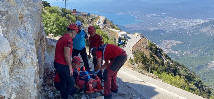 Fethiye'de kayalıklara düşen İngiliz yamaç paraşütü pilotu yaralandı