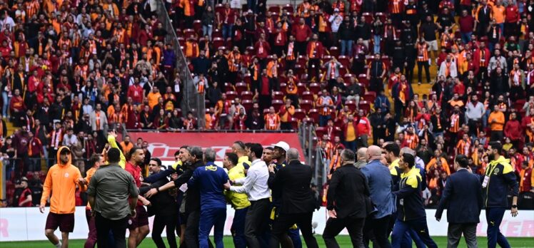 Galatasaray-Fenerbahçe derbisi öncesi futbolcular arasında gerginlik çıktı