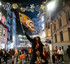 Galatasaraylı taraftarlar şampiyonluğu Taksim'de kutladı