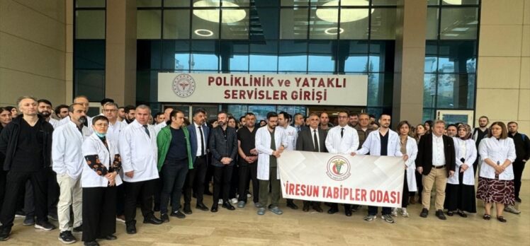 Giresun'da görevi başındaki doktora saldırı protesto edildi