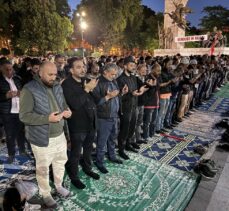 İHH Gençlik üyeleri Saraçhane Parkı’nda namaz kılıp Filistin halkı için dua etti