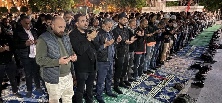 İHH Gençlik üyeleri Saraçhane Parkı’nda namaz kılıp Filistin halkı için dua etti