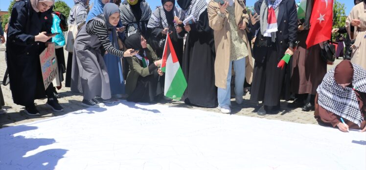 Isparta'da üniversite öğrencileri İsrail'in Gazze'ye saldırılarını protesto ediyor