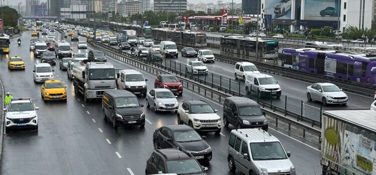 İstanbul'da haftanın ilk iş gününde trafik yoğunluğu yaşanıyor