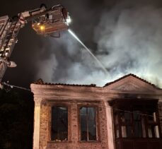 İzmir'de tarihi binada çıkan yangın kontrol altına alındı