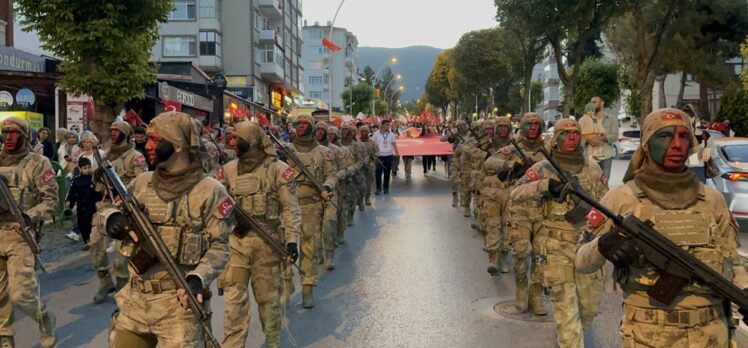 Karabük ve Düzce'de fener alayı düzenlendi